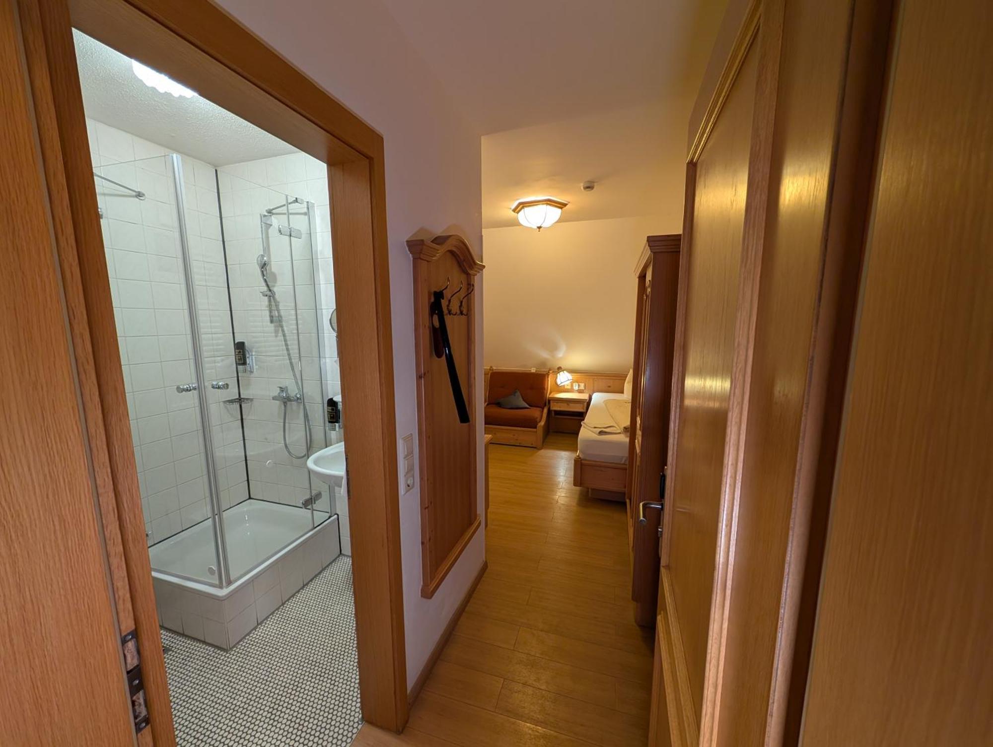Hotel-Gasthof Zur Rose Weissenhorn Room photo