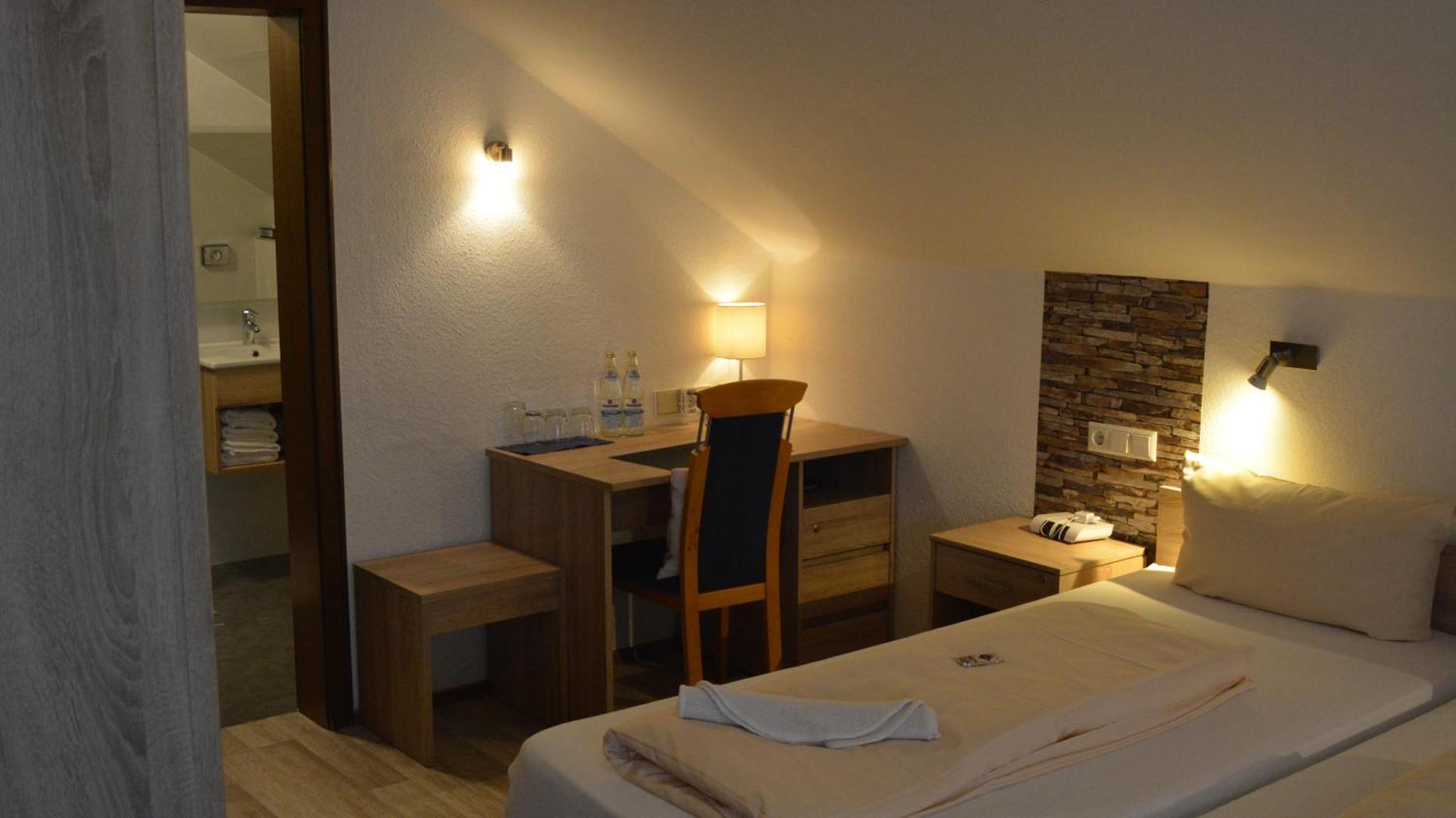 Hotel-Gasthof Zur Rose Weissenhorn Room photo
